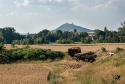 Zahradní slavnost s kytarou u ohně