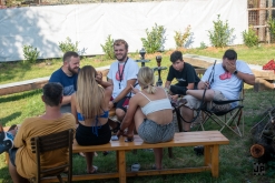 Zahradní slavnost s kytarou u ohně