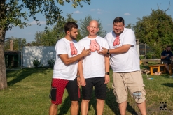 Zahradní slavnost s kytarou u ohně