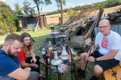 Zahradní slavnost s kytarou u ohně