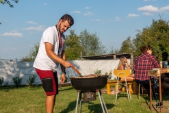 Zahradní slavnost s kytarou u ohně