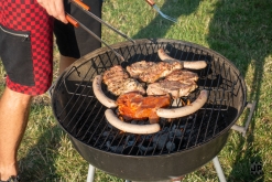 Zahradní slavnost s kytarou u ohně