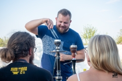 Zahradní slavnost s kytarou u ohně