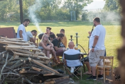 Zahradní slavnost s kytarou u ohně