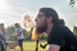 Zahradní slavnost s kytarou u ohně