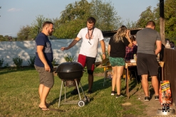 Zahradní slavnost s kytarou u ohně