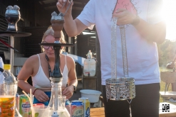 Zahradní slavnost s kytarou u ohně