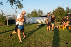 Zahradní slavnost s kytarou u ohně