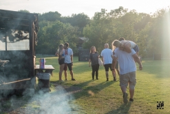 Zahradní slavnost s kytarou u ohně