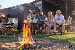 Zahradní slavnost s kytarou u ohně