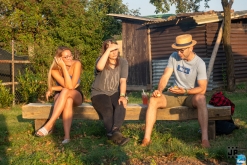 Zahradní slavnost s kytarou u ohně