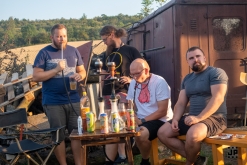 Zahradní slavnost s kytarou u ohně