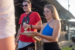 Zahradní slavnost s kytarou u ohně