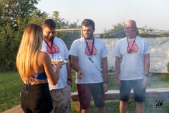 Zahradní slavnost s kytarou u ohně