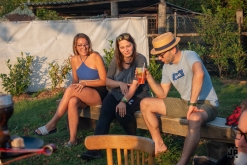 Zahradní slavnost s kytarou u ohně