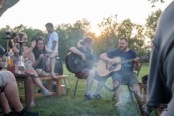 Zahradní slavnost s kytarou u ohně