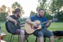 Zahradní slavnost s kytarou u ohně