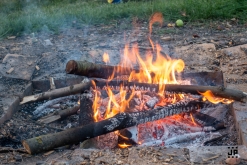 Zahradní slavnost s kytarou u ohně