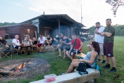 Zahradní slavnost s kytarou u ohně