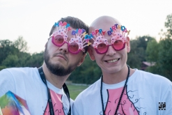 Zahradní slavnost s kytarou u ohně