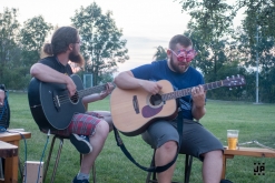 Zahradní slavnost s kytarou u ohně