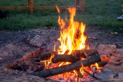 Zahradní slavnost s kytarou u ohně