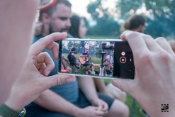 Zahradní slavnost s kytarou u ohně