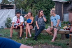 Zahradní slavnost s kytarou u ohně