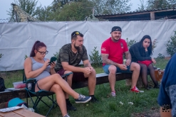 Zahradní slavnost s kytarou u ohně