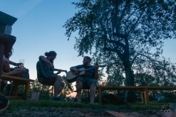 Zahradní slavnost s kytarou u ohně