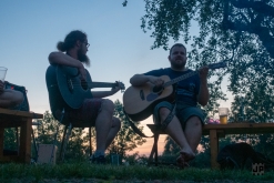 Zahradní slavnost s kytarou u ohně