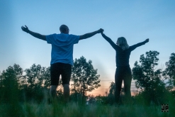 Zahradní slavnost s kytarou u ohně