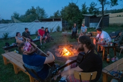 Zahradní slavnost s kytarou u ohně