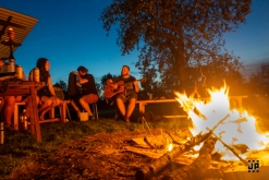 Zahradní slavnost s kytarou u ohně