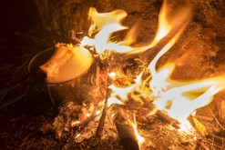 vaření na ohni před výstupem na vrchol / Neapol, Kampánie