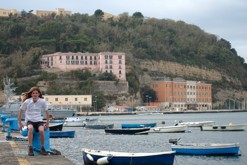Přístav modro bílých lodiček / Isola di Nisida, Neapol, Kampánie