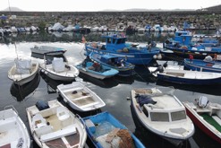 Přístav modro bílých lodiček / Isola di Nisida, Neapol, Kampánie