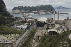 Staré továrny a malý soukromý poloostrov / Isola di Nisida, Neapol, Kampánie