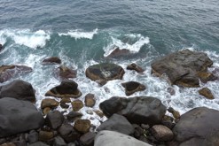 Kamenité břehy u města Pozzuoli / Neapol, Kampánie