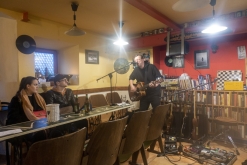 Koncert pro UA: Serhiy Yakimchuk, Ernest Voltr, Pepek a Námořník, Tom77 - Čajovna - vinotéka bez názvu, Lovosice (30. 3. 2023)