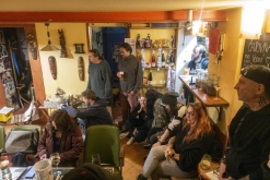 Koncert pro UA: Serhiy Yakimchuk, Ernest Voltr, Pepek a Námořník, Tom77 - Čajovna - vinotéka bez názvu, Lovosice (30. 3. 2023)