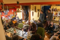 Koncert pro UA: Serhiy Yakimchuk, Ernest Voltr, Pepek a Námořník, Tom77 - Čajovna - vinotéka bez názvu, Lovosice (30. 3. 2023)