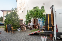 Koonda Holaa - Čajovna - vinotéka bez názvu, Lovosice (22. 6. 2023)