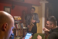 Vystoupení na saxofon s Radimem - Čajovna - vinotéka bez názvu, Lovosice (30.11.2023)