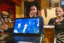 Vystoupení na saxofon s Radimem - Čajovna - vinotéka bez názvu, Lovosice (30.11.2023)