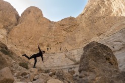 Balancuji nad kaňonem / Wadi Arugot, Ein Gedi, Mrtvé moře, rozcestí Maale Mishamr - Ein Mishmar