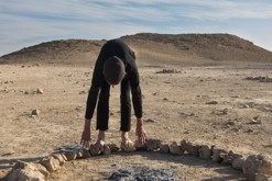 Dlouhoprstý našlapuje kolem ohniště / Wadi Arugot, Ein Gedi, Mrtvé moře