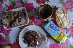 Hostina u bábušky - tradiční ukrajinské pokrmy / klobásy, slanečky, holubci, boršč, kuťa, cholodilnik, červený kaviár/ Rivne