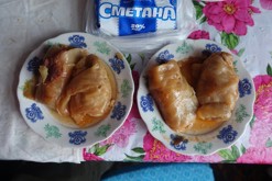 Hostina u bábušky - tradiční ukrajinské pokrmy / klobásy, slanečky, holubci, boršč, kuťa, cholodilnik, červený kaviár/ Rivne