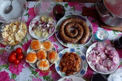 Hostina u bábušky - tradiční ukrajinské pokrmy / klobásy, slanečky, holubci, boršč, kuťa, cholodilnik, červený kaviár/ Rivne
